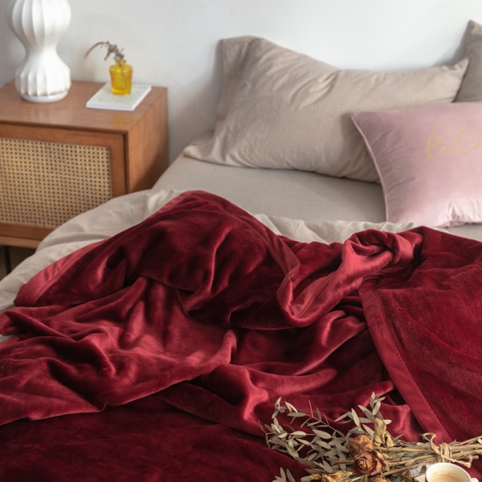 91家纺网 家纺一手货源 找家纺 来菲 25新款400克毛毯纯色加厚法兰绒盖毯多功能珊瑚绒毯子 波多黎各红