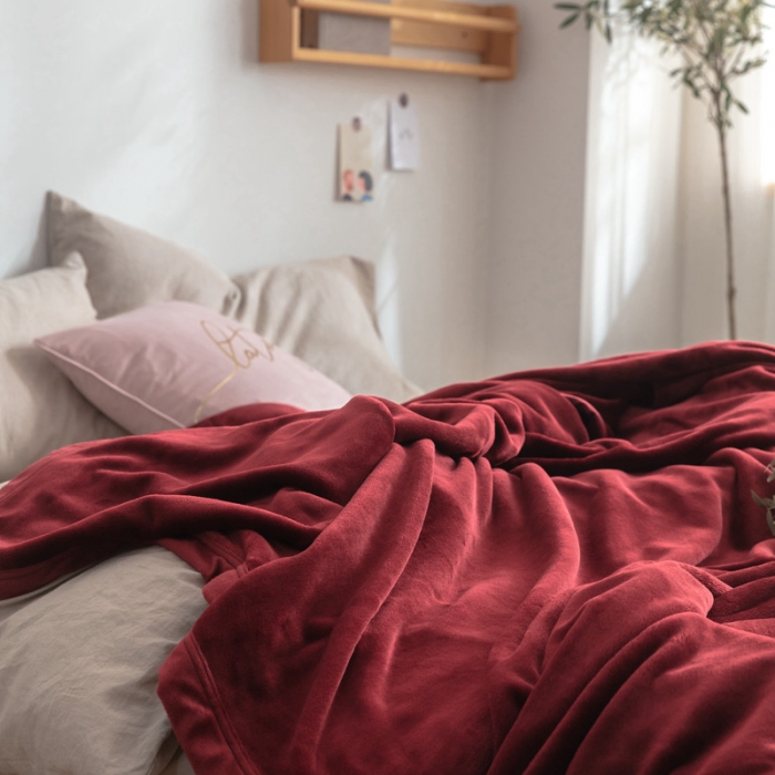 91家纺网 家纺一手货源 找家纺 来菲 25新款400克毛毯纯色加厚法兰绒盖毯多功能珊瑚绒毯子 波多黎各红