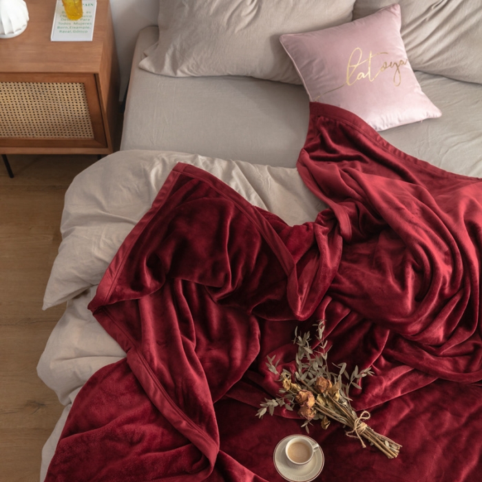 91家纺网 家纺一手货源 找家纺 来菲 25新款400克毛毯纯色加厚法兰绒盖毯多功能珊瑚绒毯子 波多黎各红