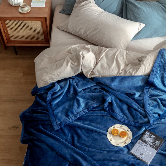 91家纺网 家纺一手货源 找家纺 来菲 25新款400克毛毯纯色加厚法兰绒盖毯多功能珊瑚绒毯子沉思经典蓝