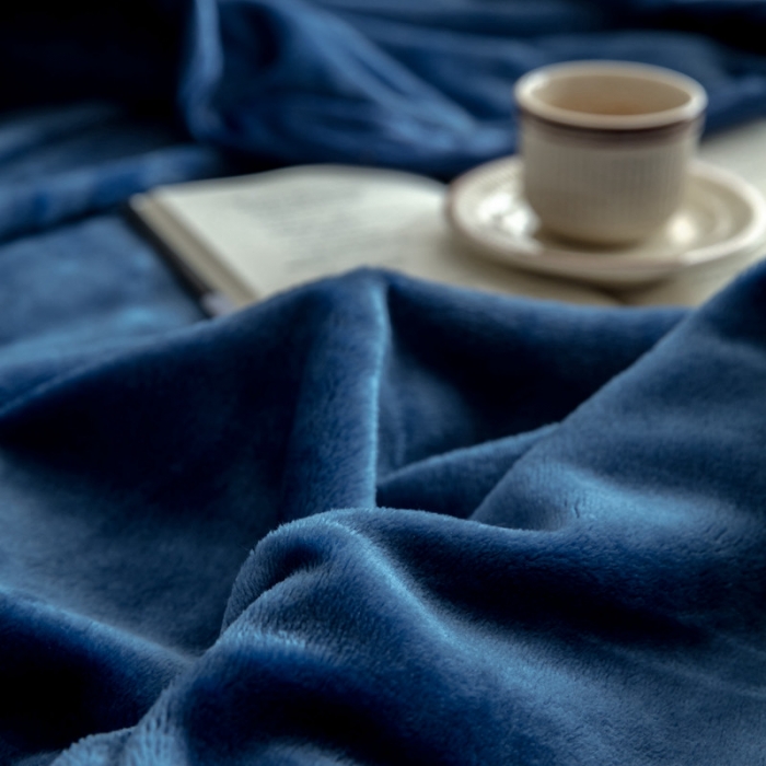 91家纺网 家纺一手货源 找家纺 来菲 25新款400克毛毯纯色加厚法兰绒盖毯多功能珊瑚绒毯子沉思经典蓝