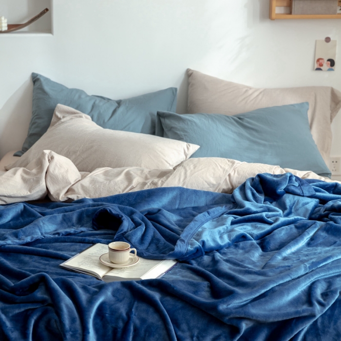 91家纺网 家纺一手货源 找家纺 来菲 25新款400克毛毯纯色加厚法兰绒盖毯多功能珊瑚绒毯子沉思经典蓝