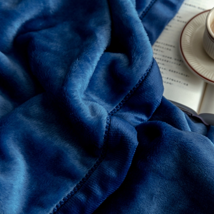 91家纺网 家纺一手货源 找家纺 来菲 25新款400克毛毯纯色加厚法兰绒盖毯多功能珊瑚绒毯子沉思经典蓝