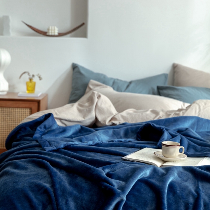 91家纺网 家纺一手货源 找家纺 来菲 25新款400克毛毯纯色加厚法兰绒盖毯多功能珊瑚绒毯子沉思经典蓝