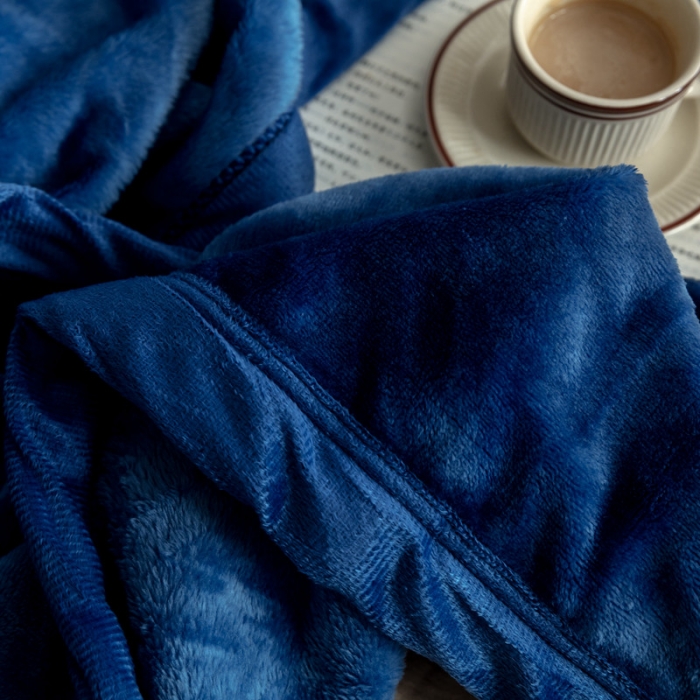 91家纺网 家纺一手货源 找家纺 来菲 25新款400克毛毯纯色加厚法兰绒盖毯多功能珊瑚绒毯子沉思经典蓝