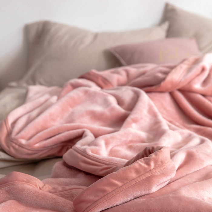 91家纺网 家纺一手货源 找家纺 来菲 25新款400克毛毯纯色加厚法兰绒盖毯多功能珊瑚绒毯子淡山茱萸粉