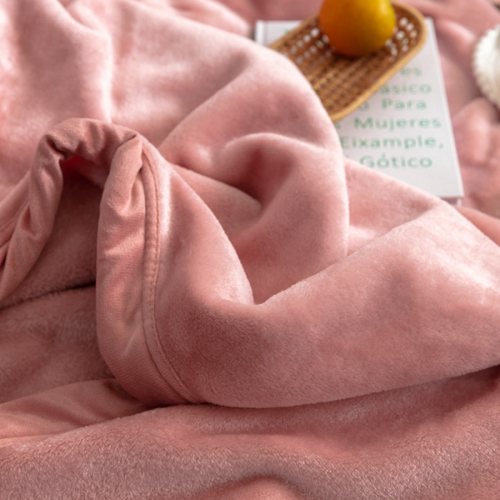 91家纺网 家纺一手货源 找家纺 来菲 25新款400克毛毯纯色加厚法兰绒盖毯多功能珊瑚绒毯子淡山茱萸粉