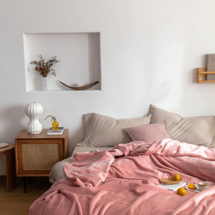 91家纺网 家纺一手货源 找家纺 来菲 25新款400克毛毯纯色加厚法兰绒盖毯多功能珊瑚绒毯子淡山茱萸粉