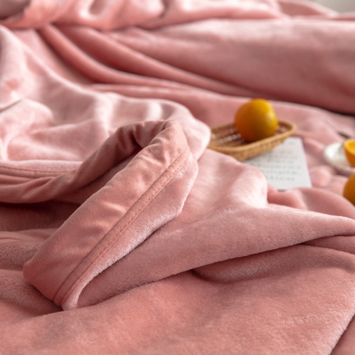 91家纺网 家纺一手货源 找家纺 来菲 25新款400克毛毯纯色加厚法兰绒盖毯多功能珊瑚绒毯子淡山茱萸粉