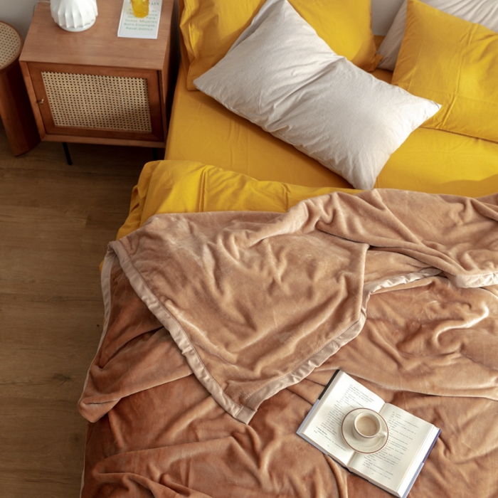 91家纺网 家纺一手货源 找家纺 来菲 25新款400克毛毯纯色加厚法兰绒盖毯多功能珊瑚绒毯子法式香草驼