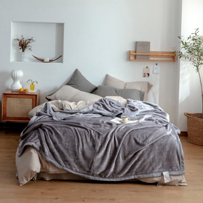 91家纺网 家纺一手货源 找家纺 来菲 25新款400克毛毯纯色加厚法兰绒盖毯多功能珊瑚绒毯子古堡鲨鱼灰