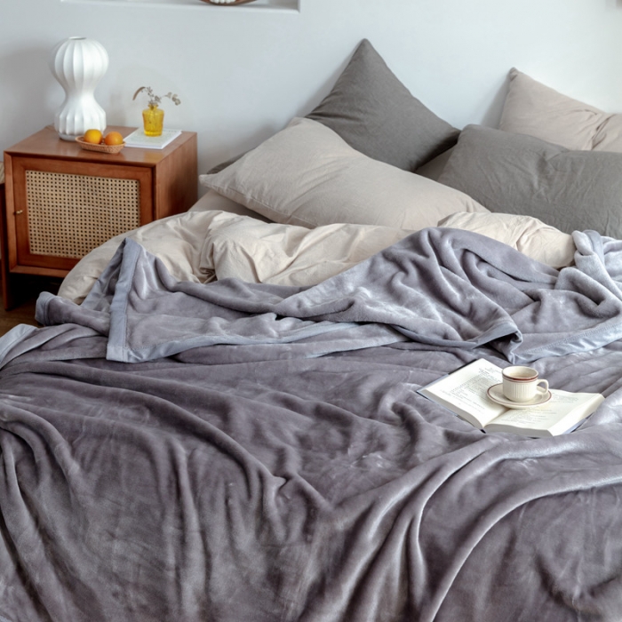 91家纺网 家纺一手货源 找家纺 来菲 25新款400克毛毯纯色加厚法兰绒盖毯多功能珊瑚绒毯子古堡鲨鱼灰