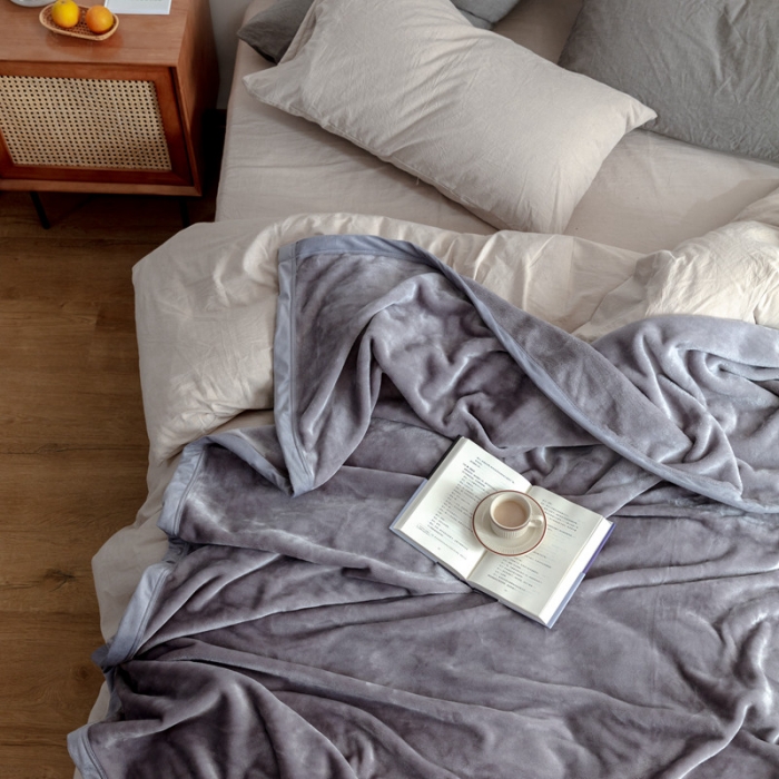 91家纺网 家纺一手货源 找家纺 来菲 25新款400克毛毯纯色加厚法兰绒盖毯多功能珊瑚绒毯子古堡鲨鱼灰