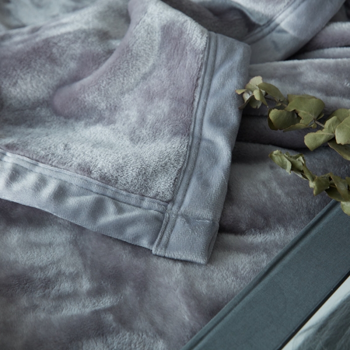 91家纺网 家纺一手货源 找家纺 来菲 25新款400克毛毯纯色加厚法兰绒盖毯多功能珊瑚绒毯子古堡鲨鱼灰