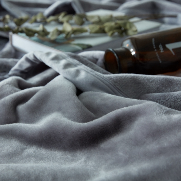 91家纺网 家纺一手货源 找家纺 来菲 25新款400克毛毯纯色加厚法兰绒盖毯多功能珊瑚绒毯子古堡鲨鱼灰