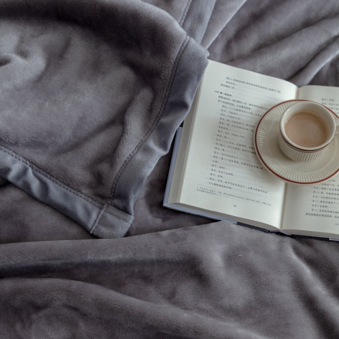 91家纺网 家纺一手货源 找家纺 来菲 25新款400克毛毯纯色加厚法兰绒盖毯多功能珊瑚绒毯子古堡鲨鱼灰