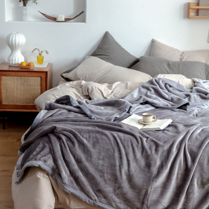 91家纺网 家纺一手货源 找家纺 来菲 25新款400克毛毯纯色加厚法兰绒盖毯多功能珊瑚绒毯子古堡鲨鱼灰