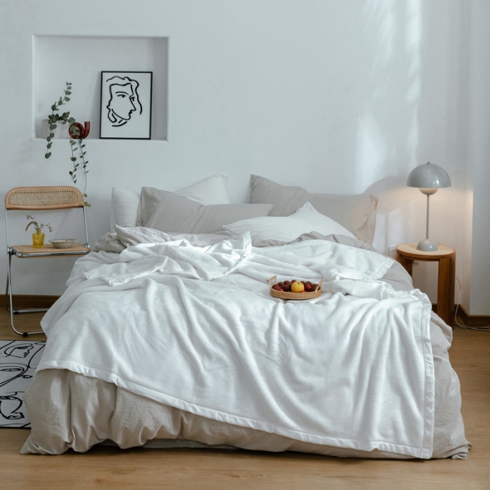 91家纺网 家纺一手货源 找家纺 来菲 25新款400克毛毯纯色加厚法兰绒盖毯多功能珊瑚绒毯子霍普珍珠白