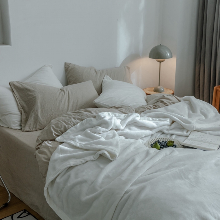 91家纺网 家纺一手货源 找家纺 来菲 25新款400克毛毯纯色加厚法兰绒盖毯多功能珊瑚绒毯子霍普珍珠白