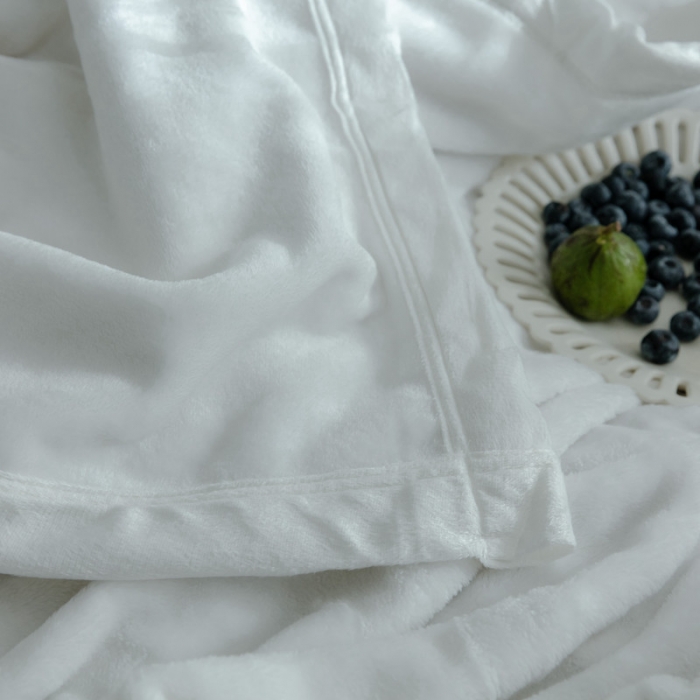 91家纺网 家纺一手货源 找家纺 来菲 25新款400克毛毯纯色加厚法兰绒盖毯多功能珊瑚绒毯子霍普珍珠白