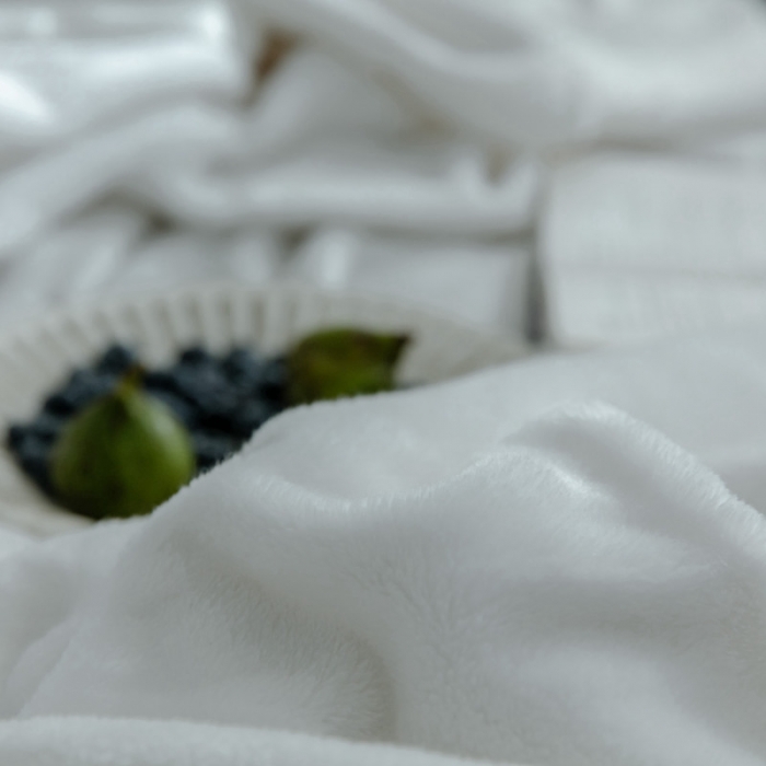 91家纺网 家纺一手货源 找家纺 来菲 25新款400克毛毯纯色加厚法兰绒盖毯多功能珊瑚绒毯子霍普珍珠白