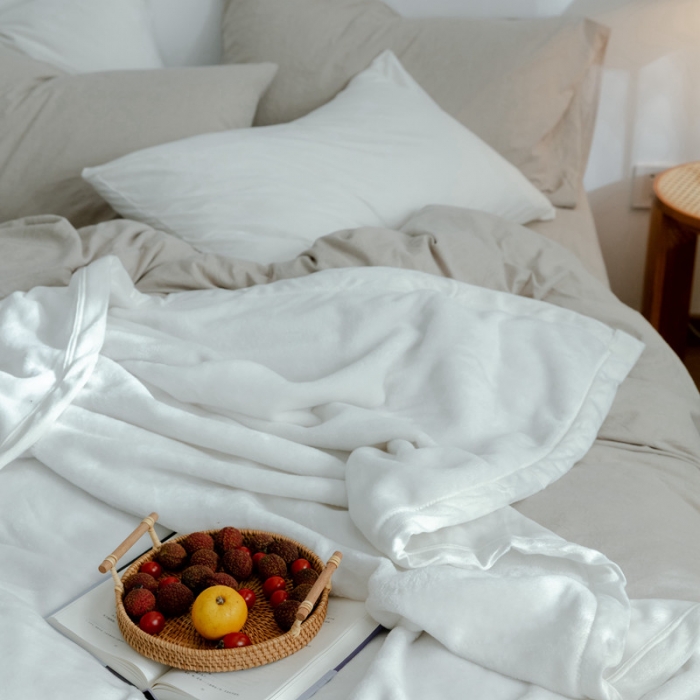 91家纺网 家纺一手货源 找家纺 来菲 25新款400克毛毯纯色加厚法兰绒盖毯多功能珊瑚绒毯子霍普珍珠白