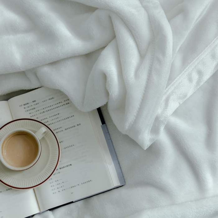 91家纺网 家纺一手货源 找家纺 来菲 25新款400克毛毯纯色加厚法兰绒盖毯多功能珊瑚绒毯子霍普珍珠白