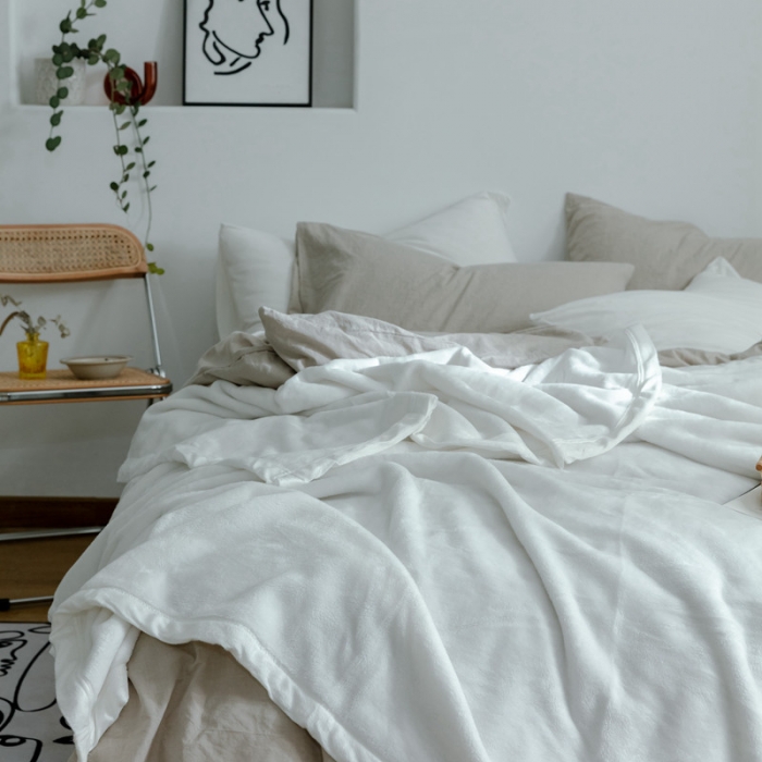 91家纺网 家纺一手货源 找家纺 来菲 25新款400克毛毯纯色加厚法兰绒盖毯多功能珊瑚绒毯子霍普珍珠白