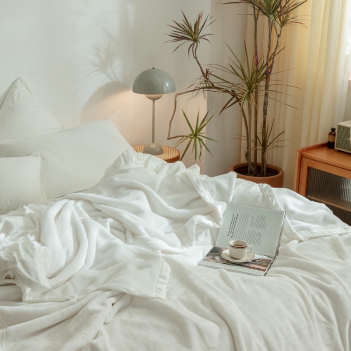 91家纺网 家纺一手货源 找家纺 来菲 25新款400克毛毯纯色加厚法兰绒盖毯多功能珊瑚绒毯子霍普珍珠白