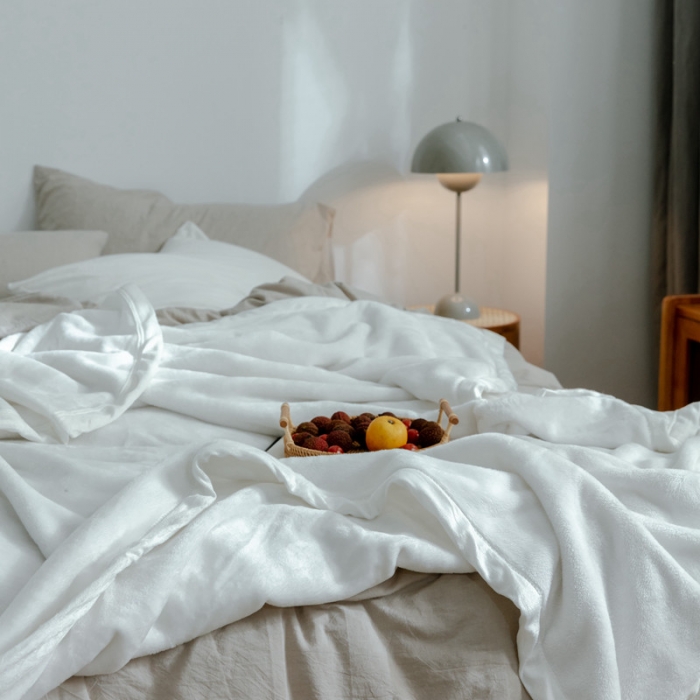 91家纺网 家纺一手货源 找家纺 来菲 25新款400克毛毯纯色加厚法兰绒盖毯多功能珊瑚绒毯子霍普珍珠白