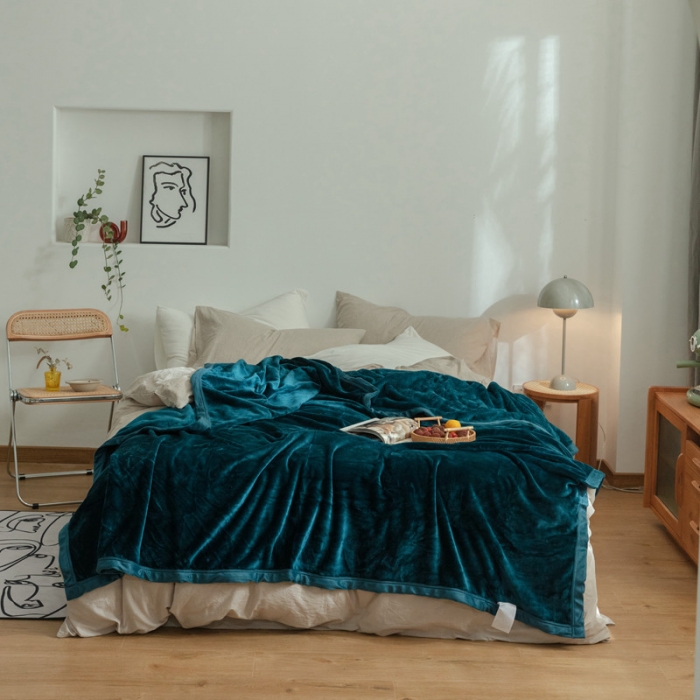 91家纺网 家纺一手货源 找家纺 来菲 25新款400克毛毯纯色加厚法兰绒盖毯多功能珊瑚绒毯子明成釉彩绿