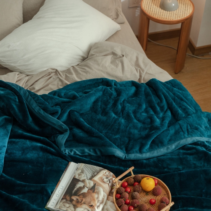 91家纺网 家纺一手货源 找家纺 来菲 25新款400克毛毯纯色加厚法兰绒盖毯多功能珊瑚绒毯子明成釉彩绿