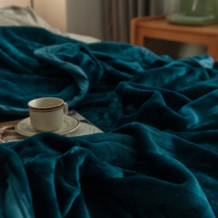 91家纺网 家纺一手货源 找家纺 来菲 25新款400克毛毯纯色加厚法兰绒盖毯多功能珊瑚绒毯子明成釉彩绿