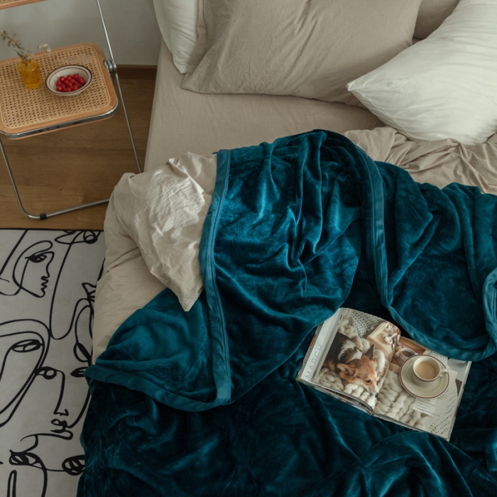 91家纺网 家纺一手货源 找家纺 来菲 25新款400克毛毯纯色加厚法兰绒盖毯多功能珊瑚绒毯子明成釉彩绿