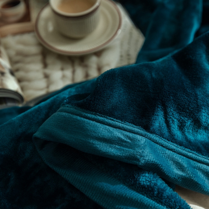 91家纺网 家纺一手货源 找家纺 来菲 25新款400克毛毯纯色加厚法兰绒盖毯多功能珊瑚绒毯子明成釉彩绿