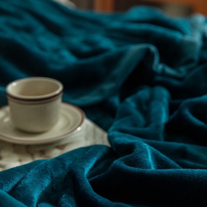 91家纺网 家纺一手货源 找家纺 来菲 25新款400克毛毯纯色加厚法兰绒盖毯多功能珊瑚绒毯子明成釉彩绿