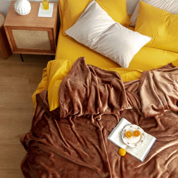 91家纺网 家纺一手货源 找家纺 来菲 25新款400克毛毯纯色加厚法兰绒盖毯多功能珊瑚绒毯子圣地亚哥咖