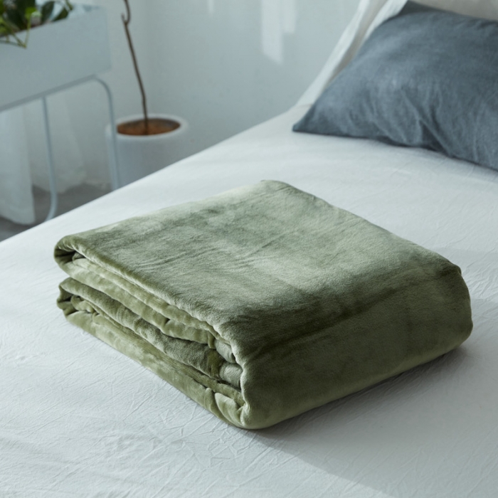 91家纺网 家纺一手货源 找家纺 来菲 25新款400克毛毯纯色加厚法兰绒盖毯多功能珊瑚绒毯子羽衣甘蓝绿