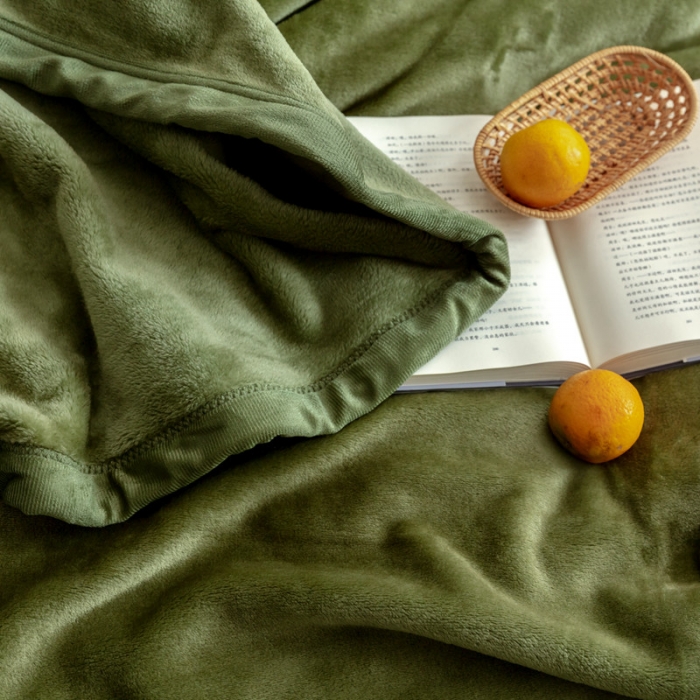 91家纺网 家纺一手货源 找家纺 来菲 25新款400克毛毯纯色加厚法兰绒盖毯多功能珊瑚绒毯子羽衣甘蓝绿