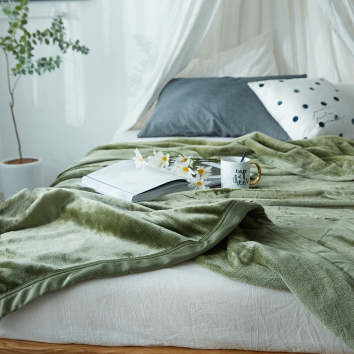 91家纺网 家纺一手货源 找家纺 来菲 25新款400克毛毯纯色加厚法兰绒盖毯多功能珊瑚绒毯子羽衣甘蓝绿