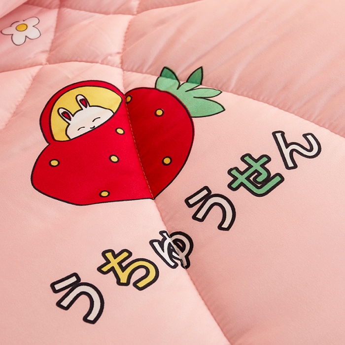 91家纺网 家纺一手货源 找家纺 畅销被业 2020新款海藻棉冬被 可爱草莓