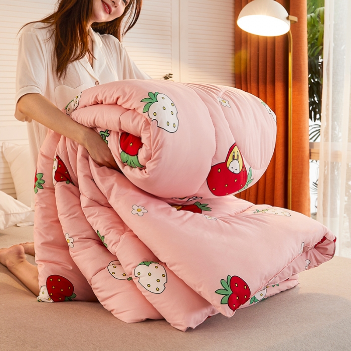 91家纺网 家纺一手货源 找家纺 畅销被业 2020新款海藻棉冬被 可爱草莓