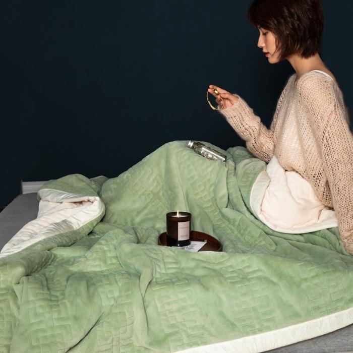 91家纺网 家纺一手货源 找家纺 法芙娜  秋冬加厚吸湿绗绣毯 牛奶绒夹棉毛毯 薄荷绿