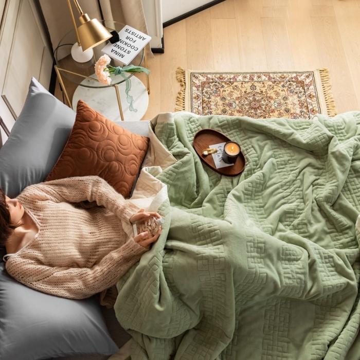 91家纺网 家纺一手货源 找家纺 法芙娜  秋冬加厚吸湿绗绣毯 牛奶绒夹棉毛毯 薄荷绿