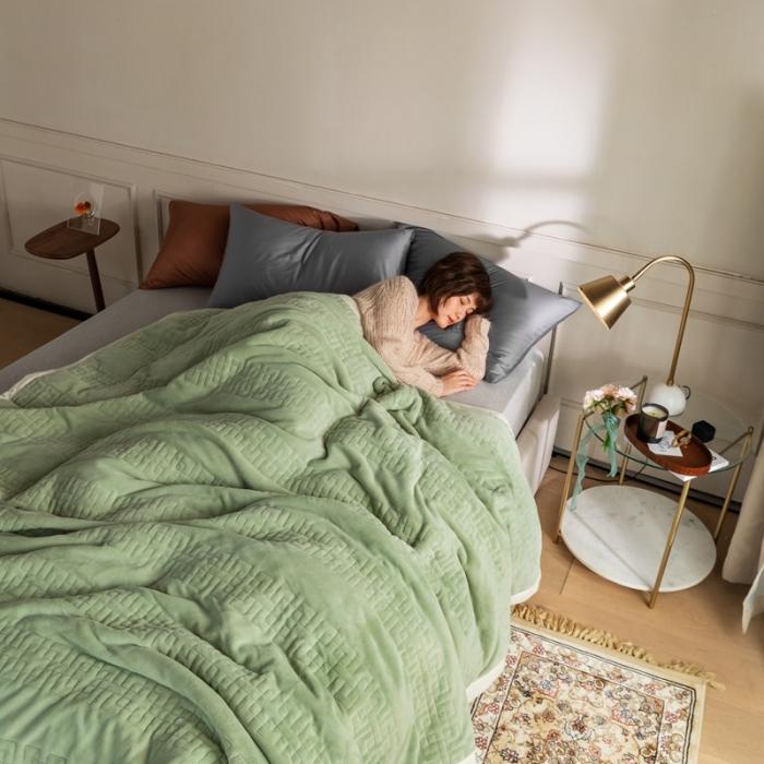 91家纺网 家纺一手货源 找家纺 法芙娜  秋冬加厚吸湿绗绣毯 牛奶绒夹棉毛毯 薄荷绿