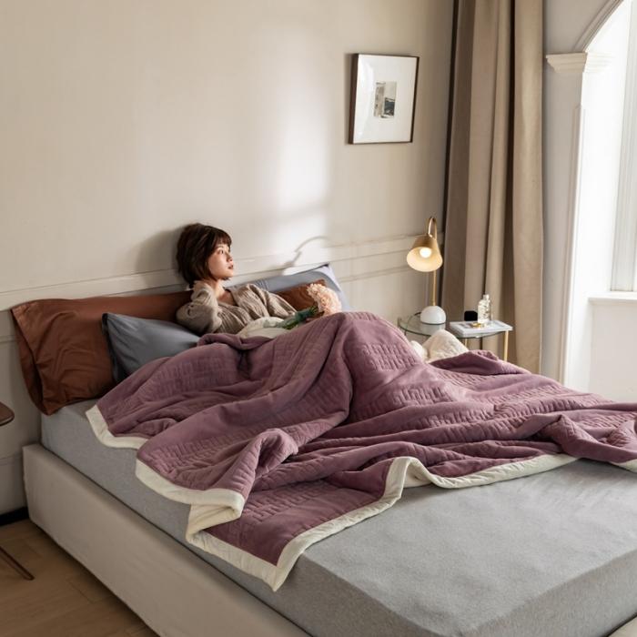 91家纺网 家纺一手货源 找家纺 法芙娜  秋冬加厚吸湿绗绣毯 牛奶绒夹棉毛毯 魅力紫
