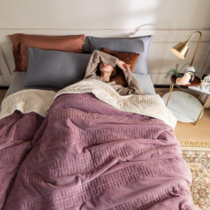 91家纺网 家纺一手货源 找家纺 法芙娜  秋冬加厚吸湿绗绣毯 牛奶绒夹棉毛毯 魅力紫