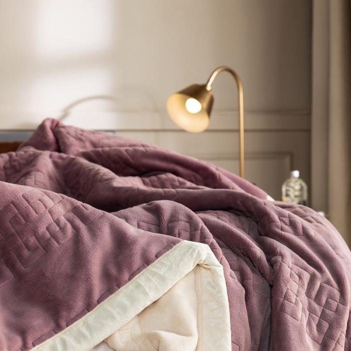 91家纺网 家纺一手货源 找家纺 法芙娜  秋冬加厚吸湿绗绣毯 牛奶绒夹棉毛毯 魅力紫