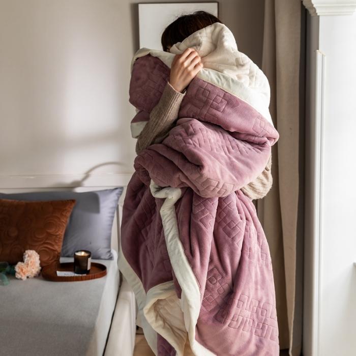 91家纺网 家纺一手货源 找家纺 法芙娜  秋冬加厚吸湿绗绣毯 牛奶绒夹棉毛毯 魅力紫