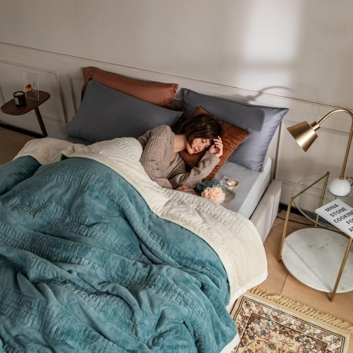 91家纺网 家纺一手货源 找家纺 法芙娜  秋冬加厚吸湿毯 牛奶绒夹棉毛毯 松石蓝